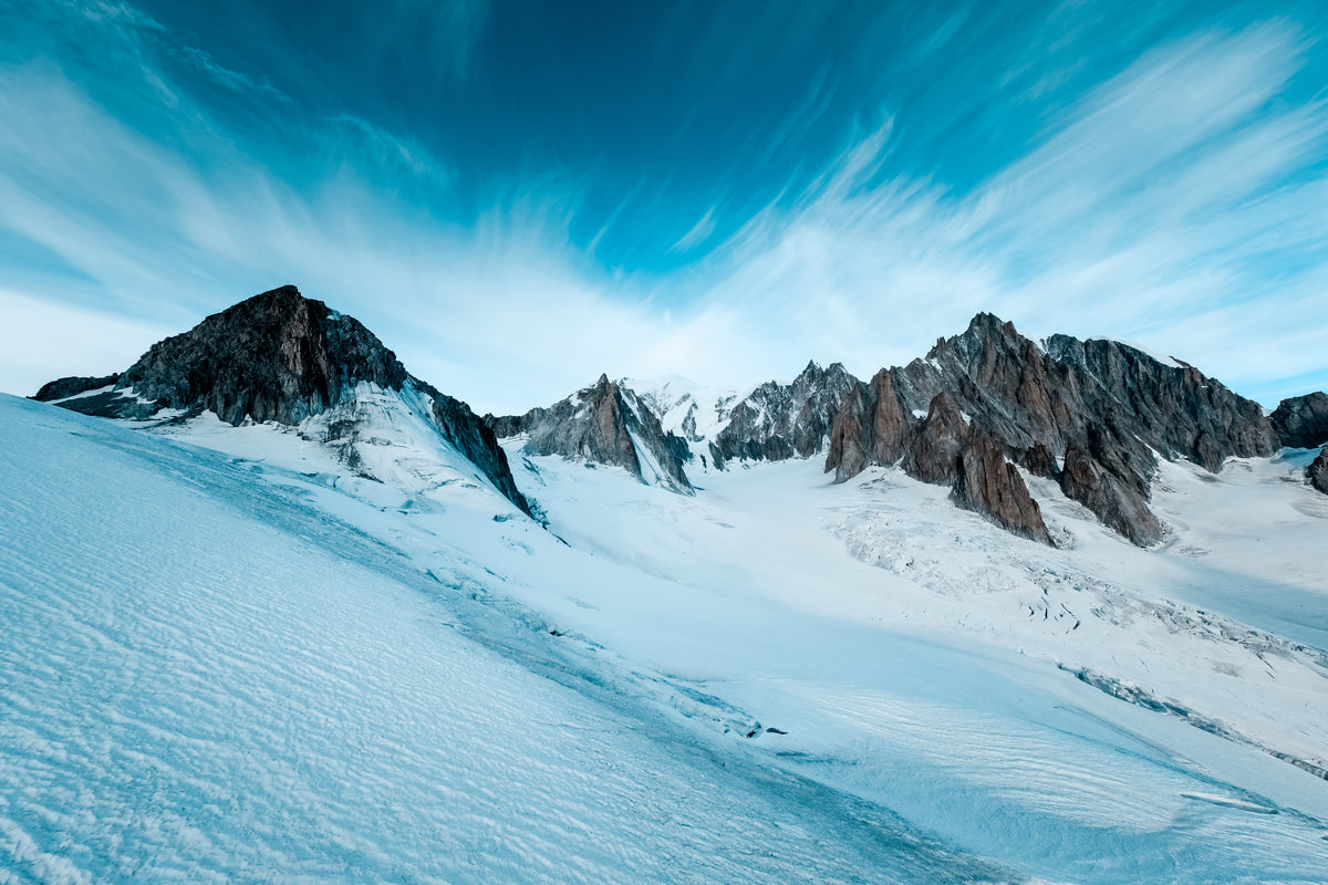 beautiful-shot-snowy-mountains-with-dark-blue-sky.jpg__PID:17e0b0e7-871b-46a4-a64e-d245dc3c2f3d